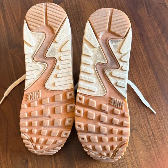 Nike Women’s Cream and Pink Athletic Sneakers - 10W - Picture 3 of 14